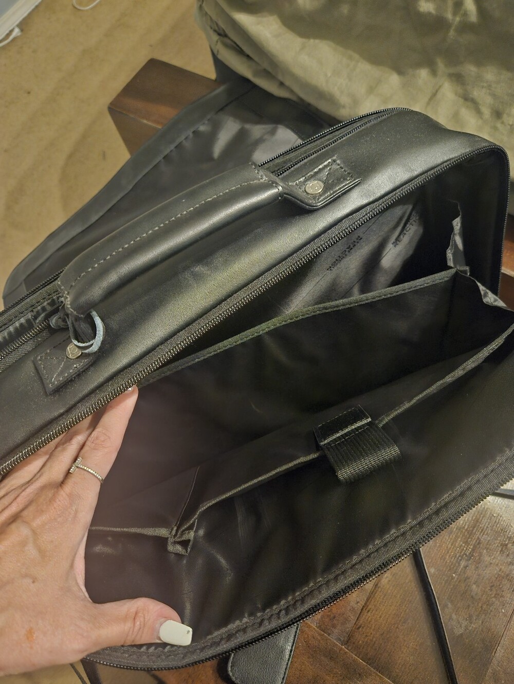 Kenneth Cole Reaction Leather Flapover 16.0" Computer Business Crossbody - Picture 7 of 8